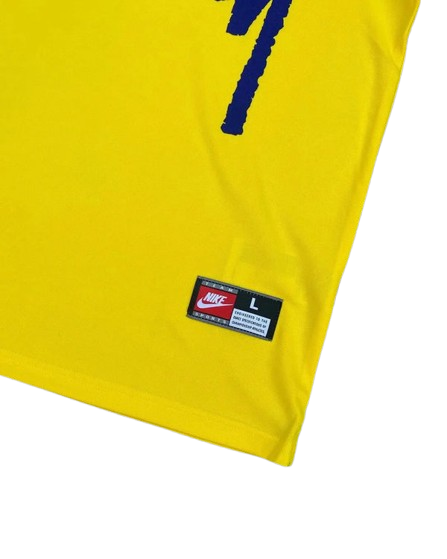 BRASIL — GRAPHIC FOOTBALL JERSEY — yellow jersey hem label detail