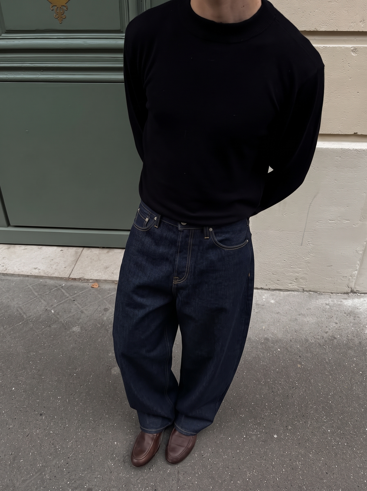 ARC — BARREL LEG JEANS — barrel leg jeans on model, front fit view